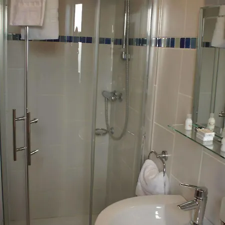 Dalys Inn 2*